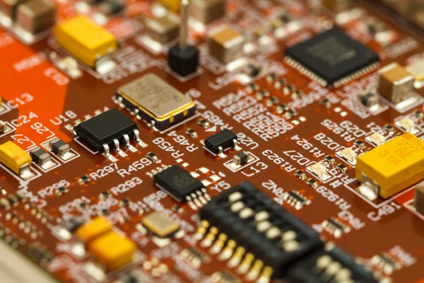 Placa de circuito impreso con ICs, condensadores de chip, condensadores de tántalo y resistencias de chip . — Foto de Stock