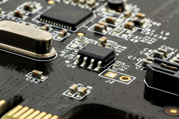 Placa de circuito impreso (PCB) con, ICs, condensadores y resistencias —  Fotos de Stock