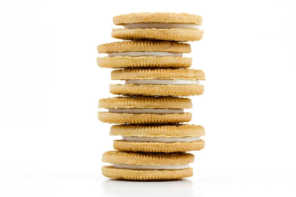 Pila de galletas de vainilla con relleno de crema sobre fondo blanco — Foto de Stock