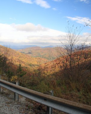 Hogpen Gap görünümünden Gürcistan'daki Russell Brasstown doğal dolaşık yol üzerinde