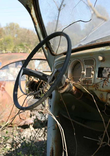 Carro enferrujado no ferro-velho — Fotografia de Stock