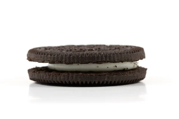 Galleta de chocolate con relleno de crema sobre fondo blanco — Foto de Stock