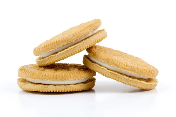 Vanilleplätzchen mit Sahnefüllung auf weißem Hintergrund — Stockfoto