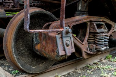 Terk edilmiş tren araba tekerlek ve süspansiyon kapat
