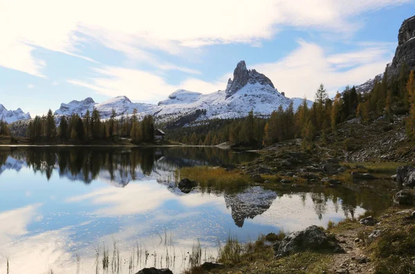 Hösten i Dolomiterna, utsikt över sjön Federa omgiven av berg — Stockfoto