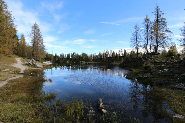 Hösten i Dolomiterna, utsikt över sjön Federa omgiven av berg — Stockfoto