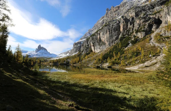 Ősz a Dolomitok, kilátás Federa tó körül hegyek — Stock Fotó