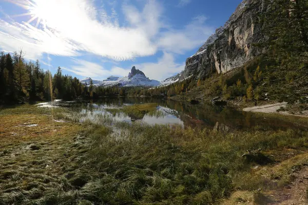 Otoño en los Dolomitas, vista del lago Federa rodeado de montañas —  Fotos de Stock