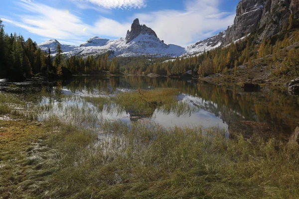 Hösten i Dolomiterna, utsikt över sjön Federa omgiven av berg — Stockfoto