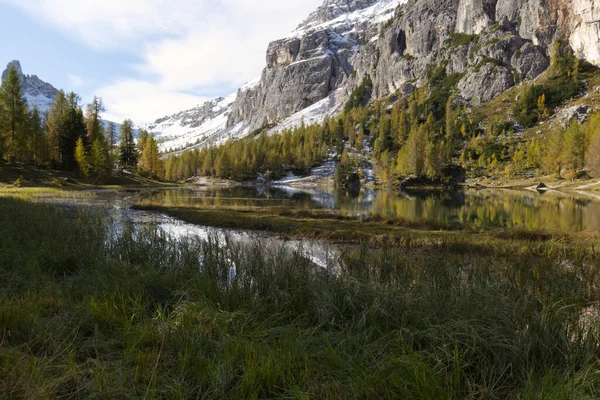 Hösten i Dolomiterna, utsikt över sjön Federa omgiven av berg — Stockfoto