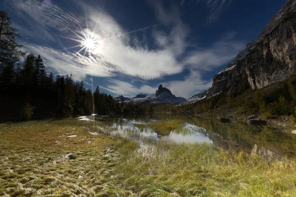 Otoño en los Dolomitas, vista del lago Federa rodeado de montañas —  Fotos de Stock