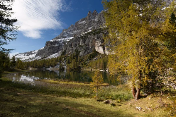 ドロマイトの秋、山に囲まれたフェデラ湖の景色 — ストック写真