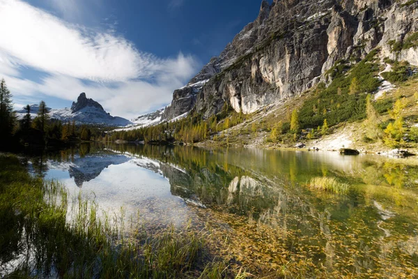 Hösten i Dolomiterna, utsikt över sjön Federa omgiven av berg — Stockfoto