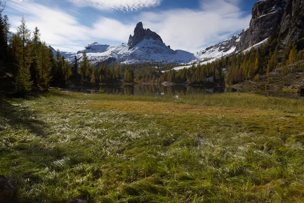 Ősz a Dolomitok, kilátás Federa tó körül hegyek — Stock Fotó