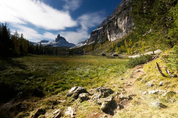 Hösten i Dolomiterna, utsikt över sjön Federa omgiven av berg — Stockfoto