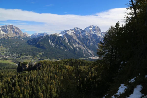 Cortina çevresindeki Dolomitlerin güzel manzarası — Stok fotoğraf