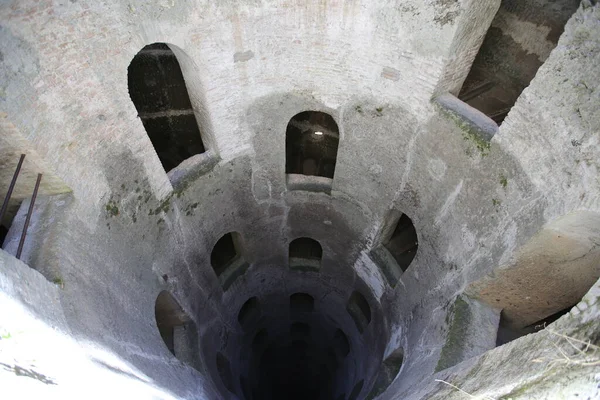Studna San Patrizio ve městě Orvieto v Itálii — Stock fotografie