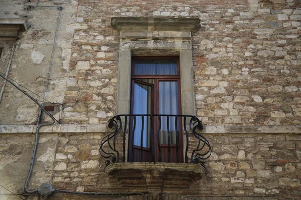 Ancient window in a house of the medieval city of Todi — Stock Photo, Image