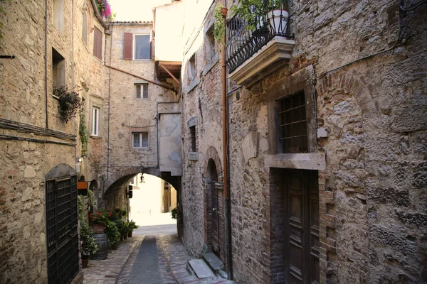 Alley in the city of Todi, Italy — Stock Photo, Image