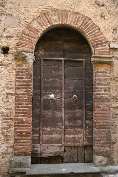 Forntida dörr i ett hus i den medeltida staden Todi — Stockfoto