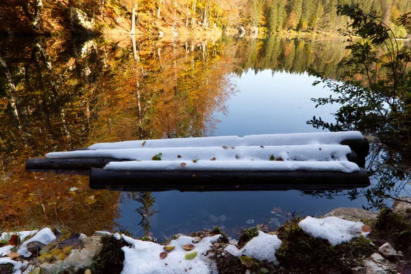 Hösten i Fusine sjöar naturpark, Italien — Stockfoto