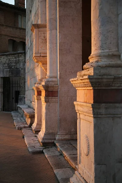 석양에 스폴레토 대성당 Cathedral Spoleto 주랑의 부분이다 고품질 — 스톡 사진