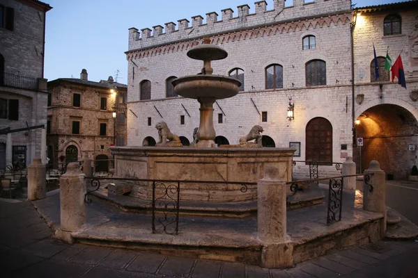 Fontána na náměstí radnice v Assisi. — Stock fotografie