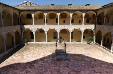 Assisi Bazilikası 'nın iç sütunlarının görüntüsü