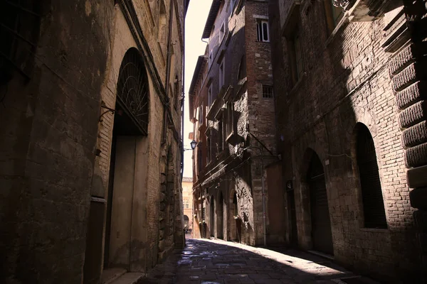 Vista de un callejón en la ciudad de Perugia, Italia — Foto de Stock