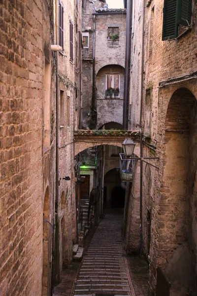 Kilátás egy sikátorra Perugia városában, Olaszországban — Stock Fotó