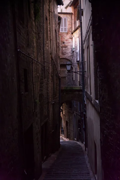 Vista de un callejón en la ciudad de Perugia, Italia — Foto de Stock