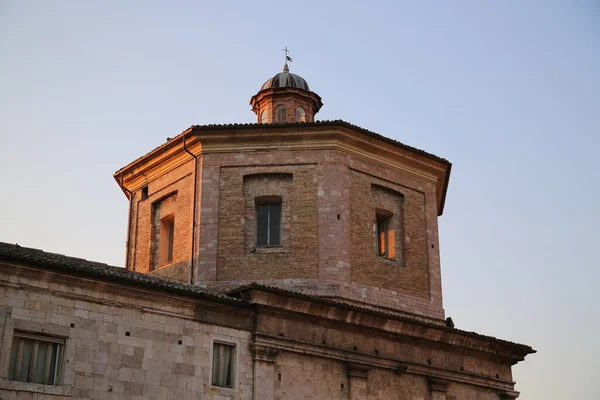 Koepel van de voormalige kerk van Santa Maria della Manna dOro in Spoleto — Stockfoto