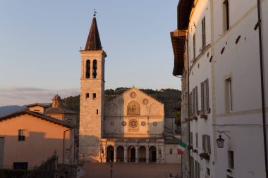 Gün batımında Spoleto Katedrali