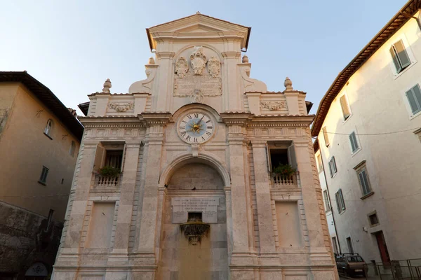 Fuente del reloj en Spoleto, Italia — Foto de Stock