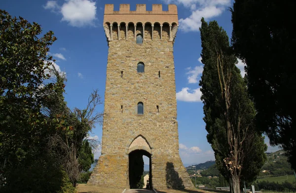 De Baglioni toren in het dorp Torgiano — Stockfoto