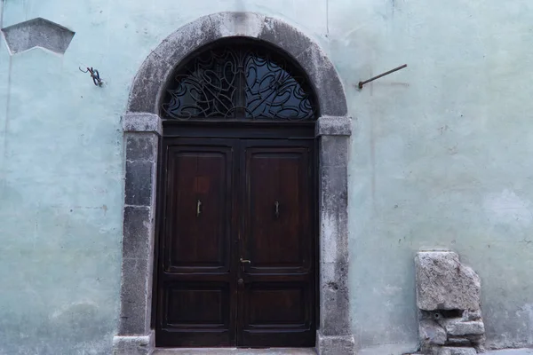 Ancient door in the city of Spoleto — Stock Photo, Image