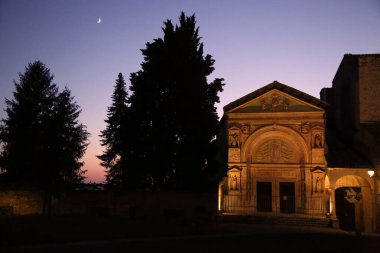 Perugia şehrindeki San Bernardino Oratoryumu 'nun arka planında gün batımı ışıkları
