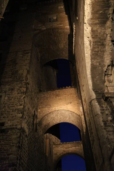 Blick auf den mittelalterlichen Bogen in der Stadt Perugia — Stockfoto