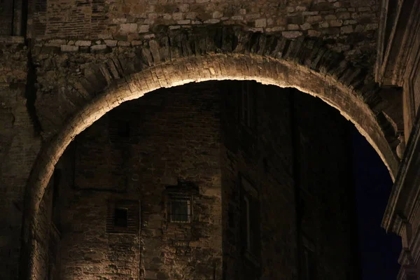 Blick auf den mittelalterlichen Bogen in der Stadt Perugia — Stockfoto