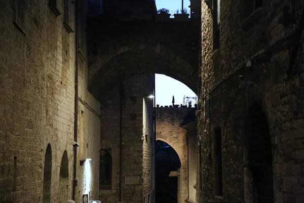 Палаци й арки на вузьких вулицях міста Перуджі. — стокове фото