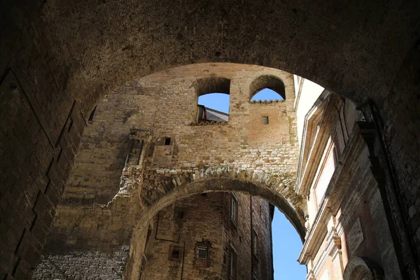 Paläste und Bögen in den engen Gassen der Stadt Perugia — Stockfoto