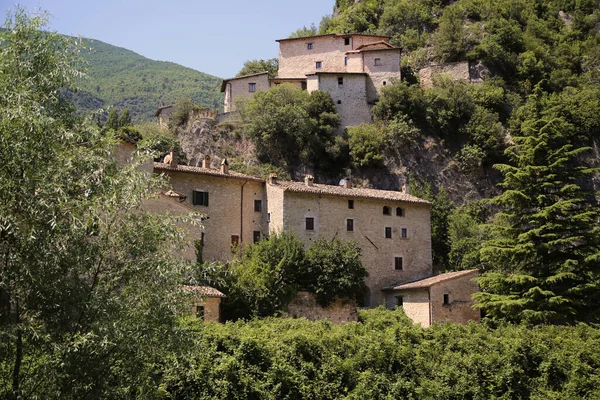 Pequeño pueblo en las colinas de Umbría, Italia — Foto de Stock