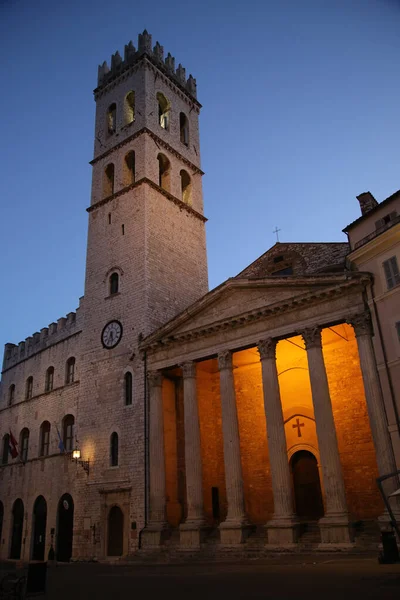 Plein van de stad Assisi met de torenklok, 's avonds — Stockfoto