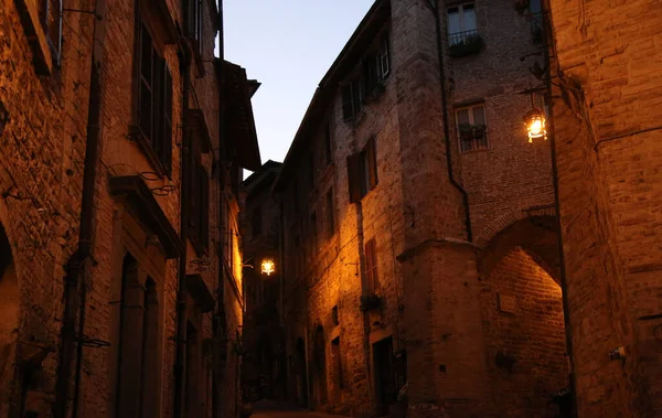 Středověké paláce v Assisi večer — Stock fotografie