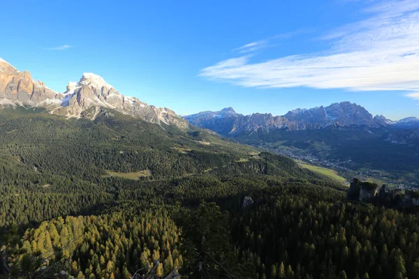 Las montañas de los Dolomitas cerca de Cortina DAmpezzo — Foto de Stock