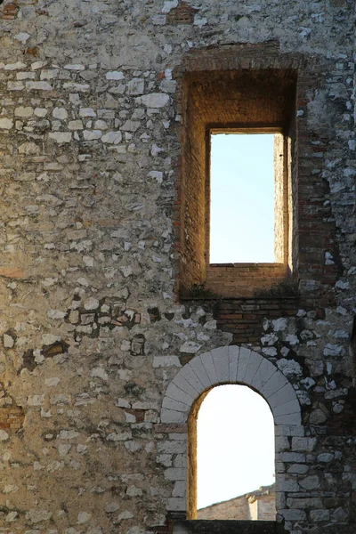 Ruines d'une ancienne église dans la ville de Narni — Photo