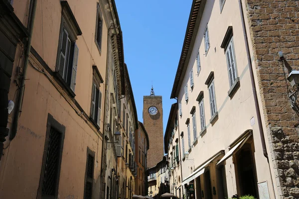 Callejón en la ciudad de Orvieto, Italia — Foto de Stock