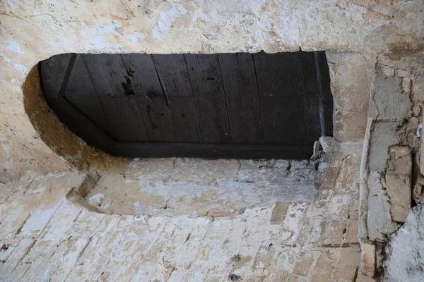 Ancient door of a medieval palace in the city of Trevi, Italy — Stock Photo, Image