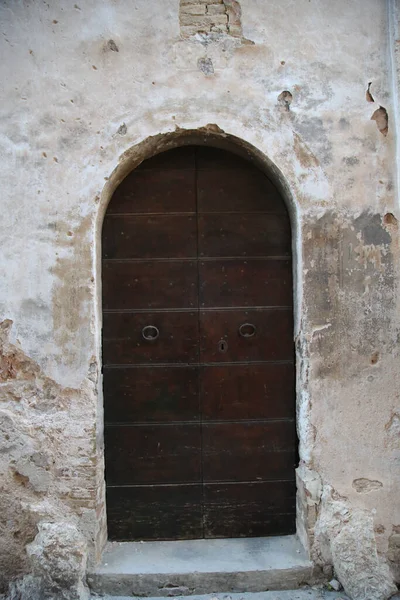 Ancient door of a medieval palace in the city of Trevi, Italy — 图库照片