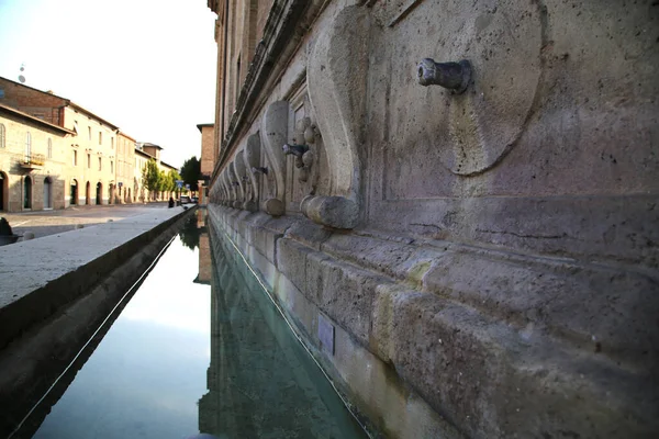 The fountain of the 26 spouts, Church of Santa Maria degli Angeli, Assisi, Italy — 스톡 사진